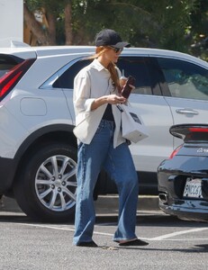 ashlee-simpson-enjoys-coffee-break-at-joan-s-on-third-after-los-angeles-errands-09-10-2024-6.jpg
