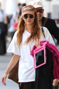 ashlee-simpson-strolling-through-the-airport-in-la-07-26-2024-3.jpg