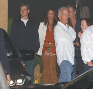 cindy-crawford-out-for-dinner-at-nobu-in-malibu-10-04-2024-4.jpg