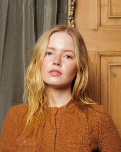 ellie-bamber-starts-the-day-with-style-at-frieze-london-breakfast-10-11-2024-2.jpg