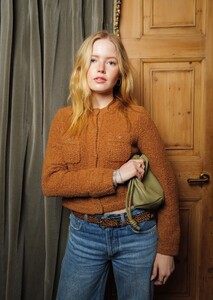 ellie-bamber-starts-the-day-with-style-at-frieze-london-breakfast-10-11-2024-5.jpg