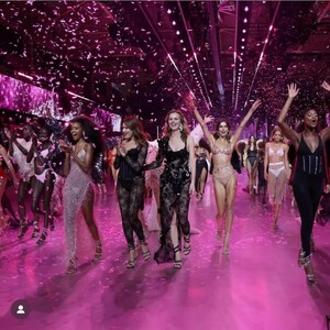 evaherzigova posts 2024-10-16 17.08 DBMIM00Ry4j_10_10 462999529_1120079579811096_5329425790733195844_n.jpg