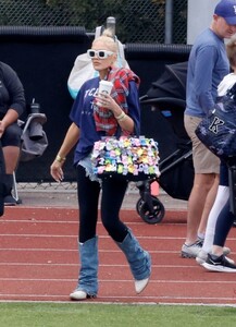 gwen-stefani-at-her-son-s-football-game-in-los-angeles-10-27-2024-5.jpg