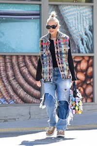 gwen-stefani-out-shopping-at-world-market-in-sherman-oaks-10-25-2024-3.jpg
