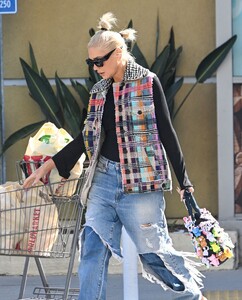 gwen-stefani-out-shopping-at-world-market-in-sherman-oaks-10-25-2024-5.jpg