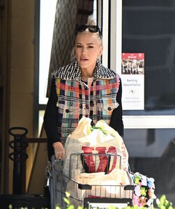 gwen-stefani-out-shopping-at-world-market-in-sherman-oaks-10-25-2024-6.jpg