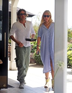 gwyneth-paltrow-and-brad-falchuck-out-for-lunch-in-santa-barbara-09-01-2024-0.jpg