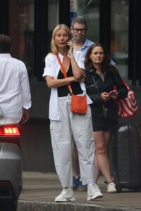 gwyneth-paltrow-and-brad-falchuk-helping-their-son-move-into-his-dorm-at-yale-in-new-haven-08-19-2024-0.jpg