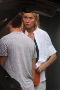 gwyneth-paltrow-and-brad-falchuk-helping-their-son-move-into-his-dorm-at-yale-in-new-haven-08-19-2024-5.jpg