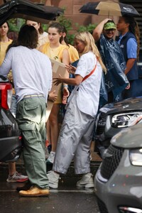 gwyneth-paltrow-and-brad-falchuk-helping-their-son-move-into-his-dorm-at-yale-in-new-haven-08-19-2024-6.jpg