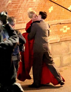 gwyneth-paltrow-and-timothee-chalamet-filming-a-kiss-scene-at-marty-supreme-set-at-central-park-in-new-york-10-17-2024-2.jpg