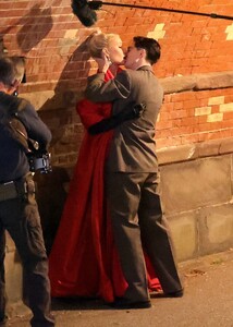 gwyneth-paltrow-and-timothee-chalamet-filming-a-kiss-scene-at-marty-supreme-set-at-central-park-in-new-york-10-17-2024-3.jpg