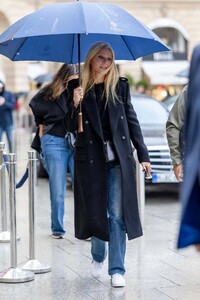 gwyneth-paltrow-braves-rrain-out-at-pfw-in-paris-09-25-2024-1.jpg