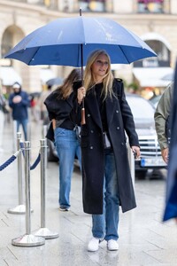 gwyneth-paltrow-braves-rrain-out-at-pfw-in-paris-09-25-2024-2.jpg