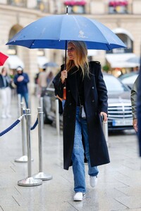 gwyneth-paltrow-braves-rrain-out-at-pfw-in-paris-09-25-2024-3.jpg