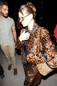 hailey-and-justin-bieber-arrives-at-a-church-service-in-los-angeles-09-25-2024-2.jpg