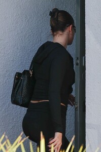 hailey-bieber-heading-to-a-pilates-session-in-beverly-hills-10-23-2024-2.jpg