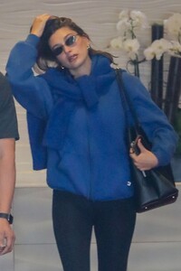 hailey-bieber-heading-to-a-spa-in-beverly-hills-09-12-2024-6.jpg