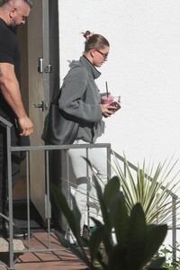 hailey-bieber-leaves-pilates-class-in-west-hollywood-10-12-2024-4.jpg