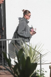 hailey-bieber-leaves-pilates-class-in-west-hollywood-10-12-2024-5.jpg