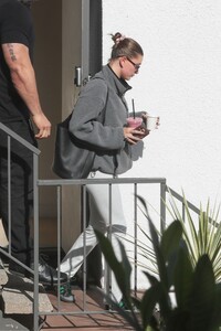 hailey-bieber-leaves-pilates-class-in-west-hollywood-10-12-2024-6.jpg