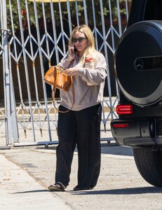 hilary-duff-out-in-studio-city-07-31-2024-2.jpg