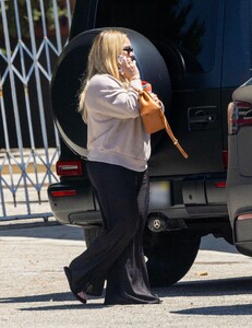 hilary-duff-out-in-studio-city-07-31-2024-4.jpg
