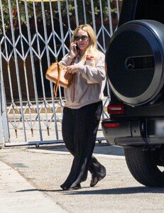 hilary-duff-out-in-studio-city-07-31-2024-5.jpg
