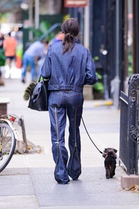 irina-shayk-in-doubles-denim-out-with-her-dog-in-new-york-10-09-2024-3.jpg