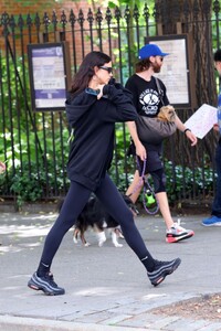 irina-shayk-picking-up-daughter-lea-in-new-york-06-05-2024-2.jpg