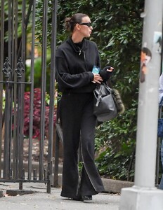 irina-shayk-s-nyc-noir-supermodel-slays-in-all-black-ensemble-10-07-2024-1.thumb.jpg.a045d4239dd61a89b7213c9f1d131be5.jpg