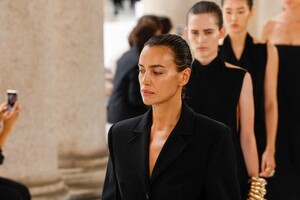 irina-shayk-walks-runway-at-sportmax-fashion-show-at-milan-fashion-week-09-20-2024-0.jpg