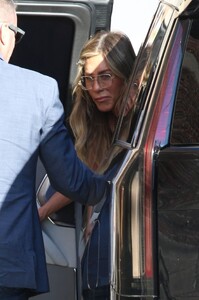 jennifer-aniston-brings-effortless-glamour-to-jimmy-kimmel-live-appearance-in-hollywood-02-10-2024-2.jpg