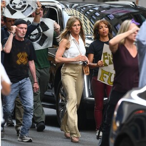 jennifer-aniston-stuns-in-summer-chic-while-filming-the-morning-show-0.jpg