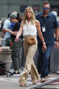 jennifer-aniston-stuns-in-summer-chic-while-filming-the-morning-show-1.jpg