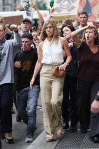jennifer-aniston-stuns-in-summer-chic-while-filming-the-morning-show-3.jpg