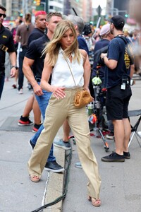 jennifer-aniston-stuns-in-summer-chic-while-filming-the-morning-show-4.jpg