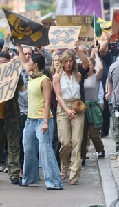 jennifer-aniston-the-morning-show-set-in-new-york-07-27-2024-1.jpg