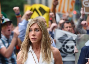 jennifer-aniston-the-morning-show-set-in-new-york-07-27-2024-5.jpg