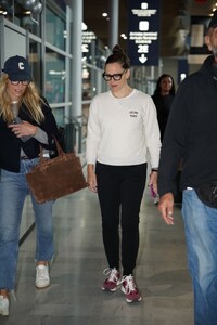 jennifer-garner-arrives-in-paris-ahead-of-fashion-week-09-22-2024-2.thumb.jpg.3450bccb0140755b84b09dc21fa8f77e.jpg
