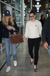 jennifer-garner-arrives-in-paris-ahead-of-fashion-week-09-22-2024-6.thumb.jpg.3cc739e3c58622351395e6f2506391d1.jpg