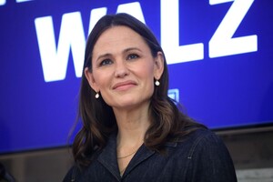 jennifer-garner-at-a-campaign-for-kamala-harris-in-arizona-10-05-2024-5.jpg