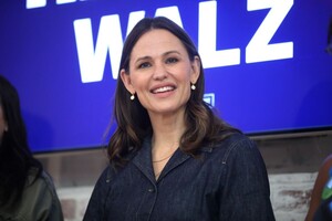 jennifer-garner-at-a-campaign-for-kamala-harris-in-arizona-10-05-2024-6.jpg