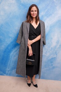 jennifer-garner-at-christian-dior-show-at-paris-fashion-week-09-24-2024-1.jpg