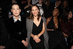 jennifer-garner-at-christian-dior-show-at-paris-fashion-week-09-24-2024-2.thumb.jpg.6fd9544391b002eb72b033d6e1a78220.jpg