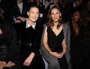 jennifer-garner-at-christian-dior-show-at-paris-fashion-week-09-24-2024-3.thumb.jpg.dc42d3c0ecf4575e33550356fed8d0ff.jpg
