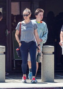 jennifer-garner-at-dmv-in-santa-monica-08-07-2024-1.thumb.jpg.96b9f96cc6221245f28961b772462947.jpg