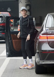 jennifer-garner-at-lax-airport-in-los-angeles-06-01-2024-4.jpg