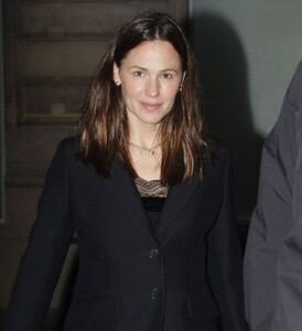 jennifer-garner-leaves-dior-headquarters-in-paris-09-22-2024-3.jpg