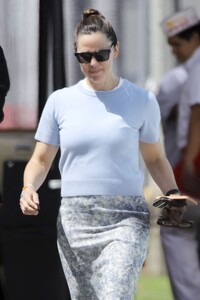 jennifer-garner-out-and-about-in-brentwood-06-16-2024-6.thumb.jpg.6790cd37aba12ca5e865b531525cf451.jpg